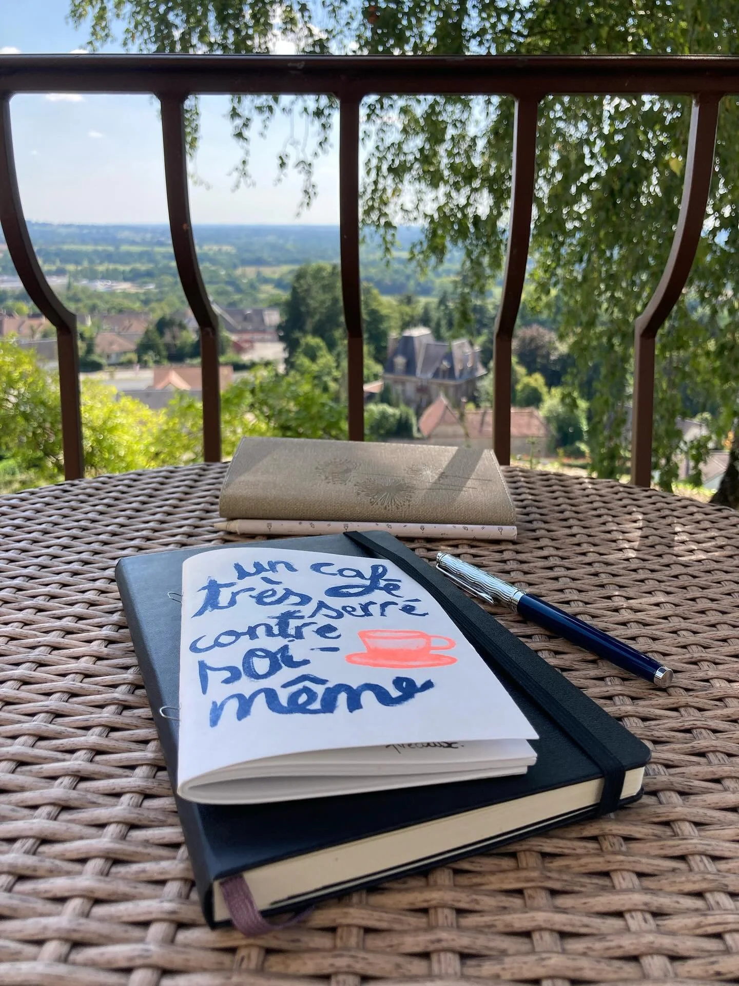 Un dimanche tr&egrave;s serr&eacute; contre soi-m&ecirc;me. 

Merci @pauline_dupin_aymard pour l'#inspiration. ✍🏻

#ecrire #ecriture #writing #carnets #manuscrit #corrections #plume #normandie  #cestlafindel&eacute;t&eacute;