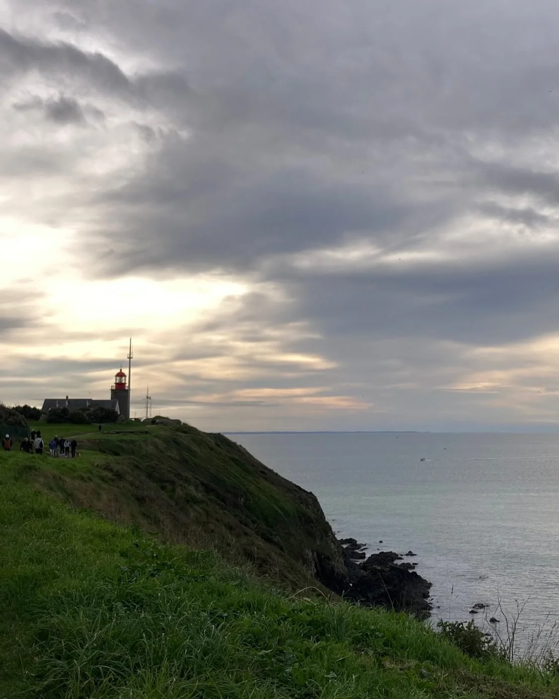 Nos mains entrem&ecirc;l&eacute;es retiennent le sable qui s'infiltre entre nos doigts, comme pour retenir le pr&eacute;sent un peu plus longtemps. Lumi&egrave;res d'automne sur le sablier immense de nos vies. Seul le sel sur nos l&egrave;vres reste.