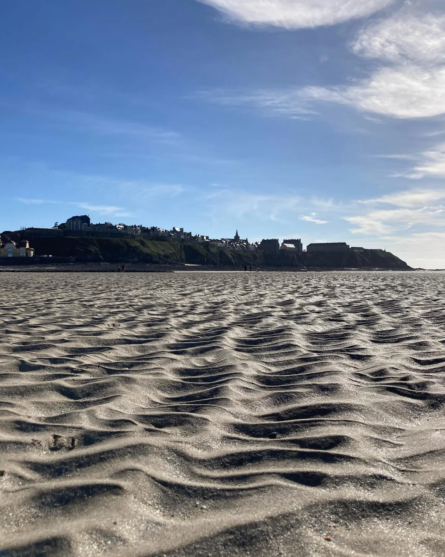 Inspire. 

@granvilleterreetmer.tourisme #granville #mareebasse #vagues #sable #springlight #reflets