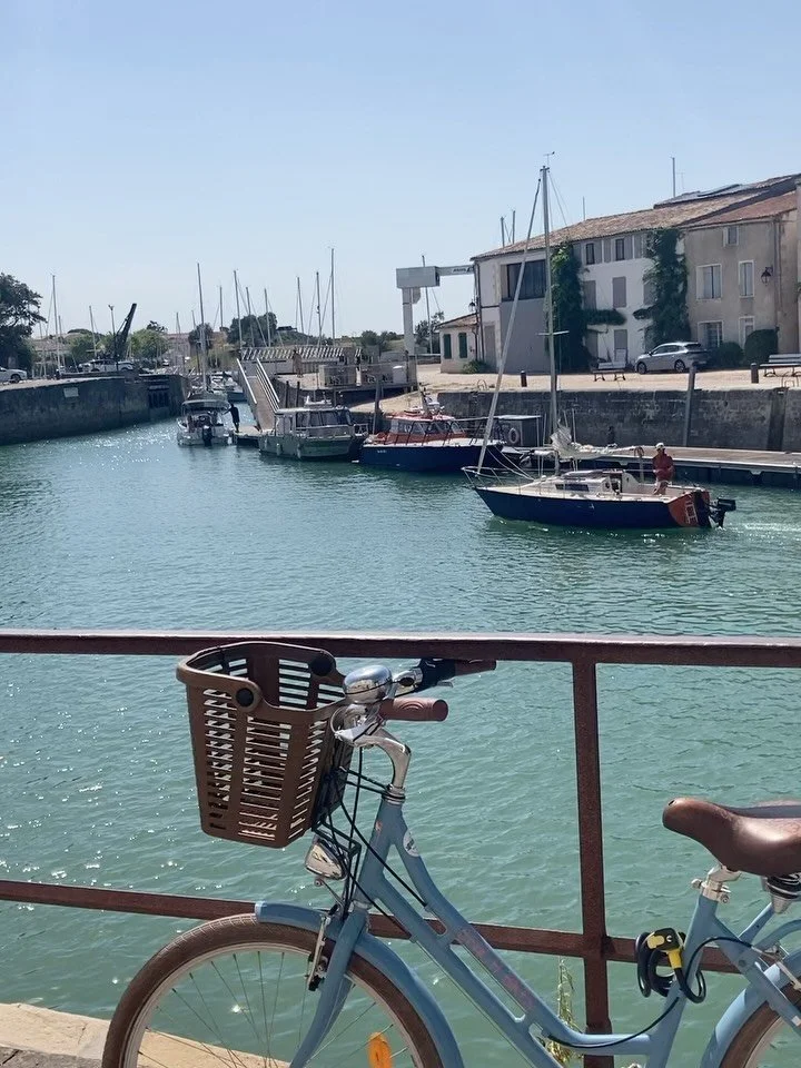 Rentrer de vacances comme un retour de p&ecirc;che, les tr&eacute;sors accroch&eacute;s dans le filet, la peau marqu&eacute;e par le soleil, le go&ucirc;t du sel sur les l&egrave;vres, les couchers de soleil encore plein les yeux, les grains de sable
