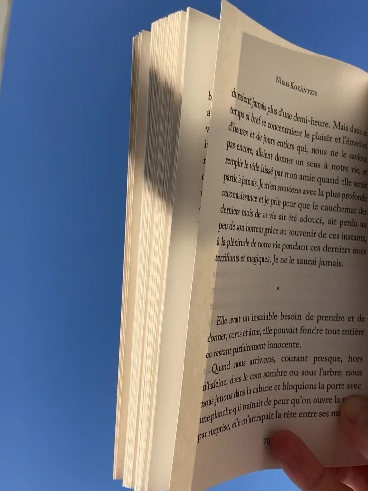 "Ceci est une histoire vraie, dit l'auteur. Il l'a lui-m&ecirc;me v&eacute;cue : c'est lui N&igrave;kos, le narrateur, ce tr&egrave;s jeune adolescent qui, &agrave; Thessalonique pendant l'Occupation allemande, aima Gioconda - et en f&ucirc;t ai