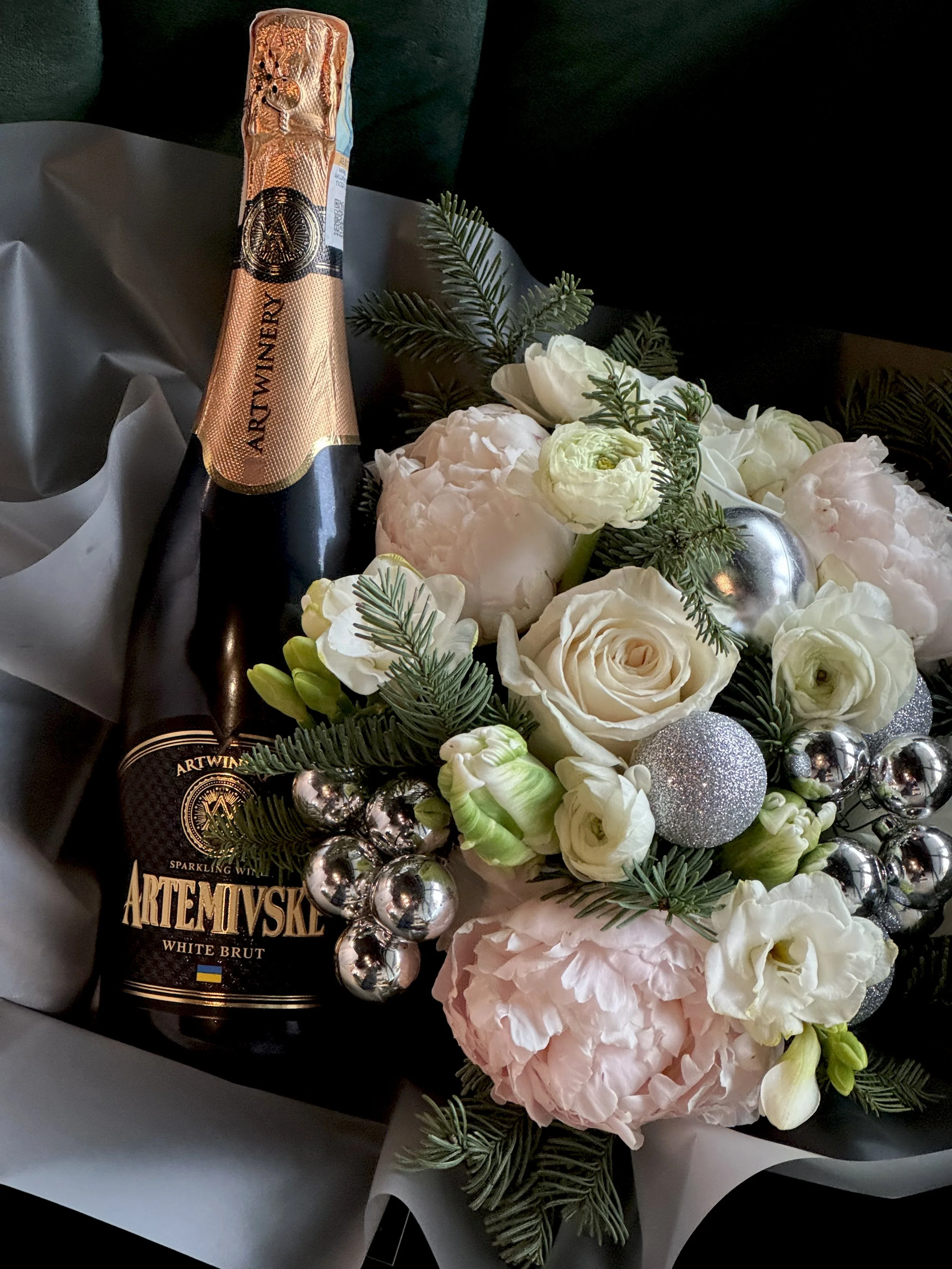 UKRANIAN SPARKLING WINE AND FLOWERS BOX