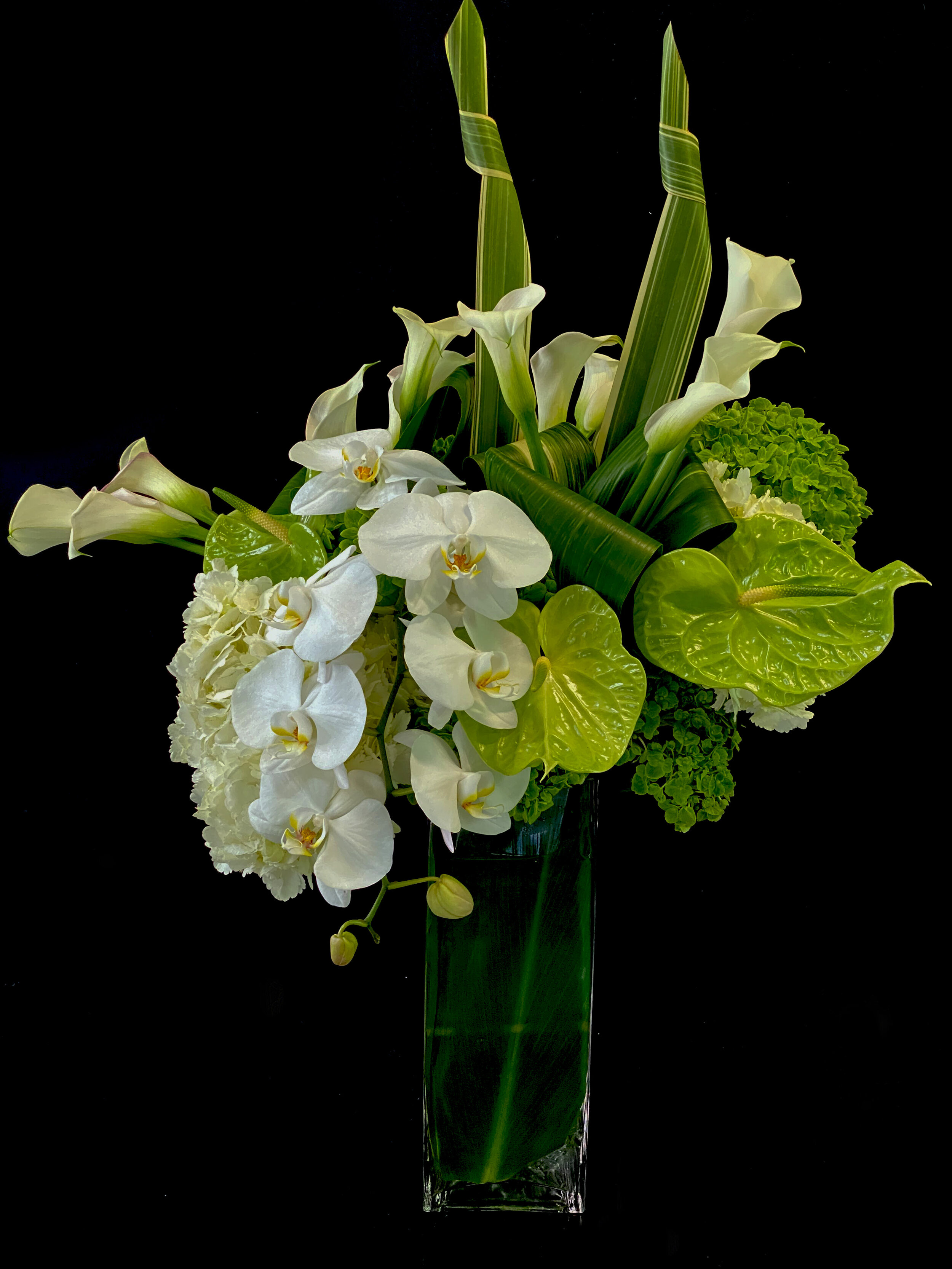 CHIC: Modern White and Green Flower Arrangement for Special Events