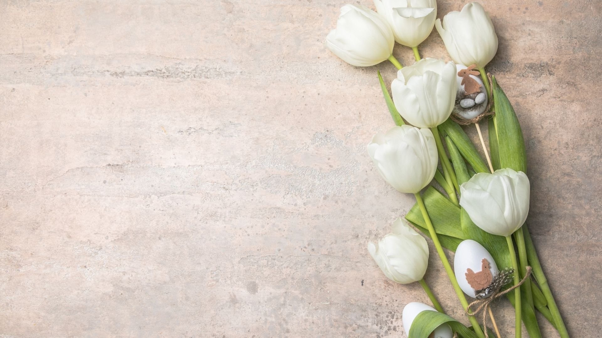 Easter Centerpieces for NYC Apartments: Compact Yet Luxurious Floral Styling