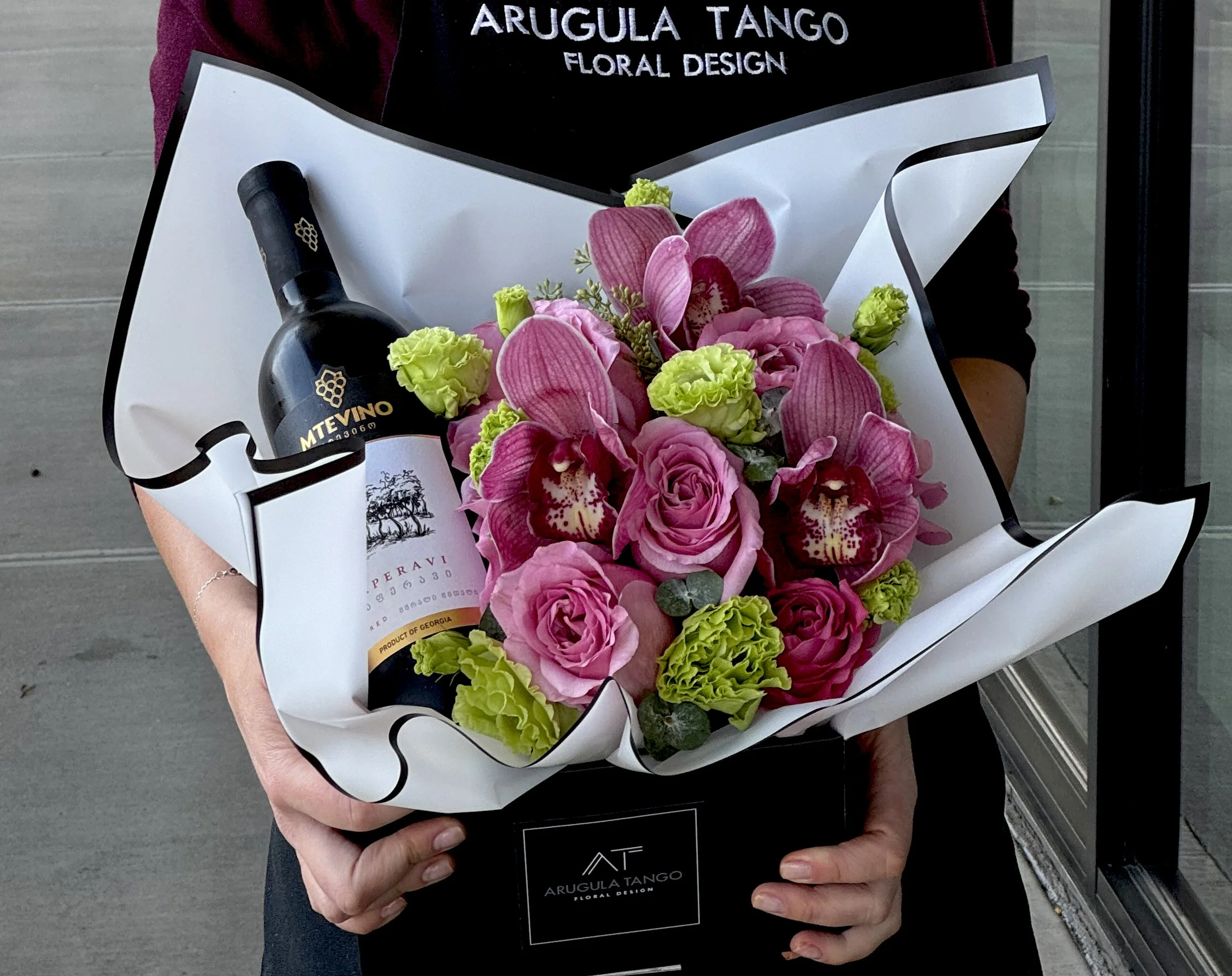 GEORGIAN RED WINE AND FLOWERS BOX