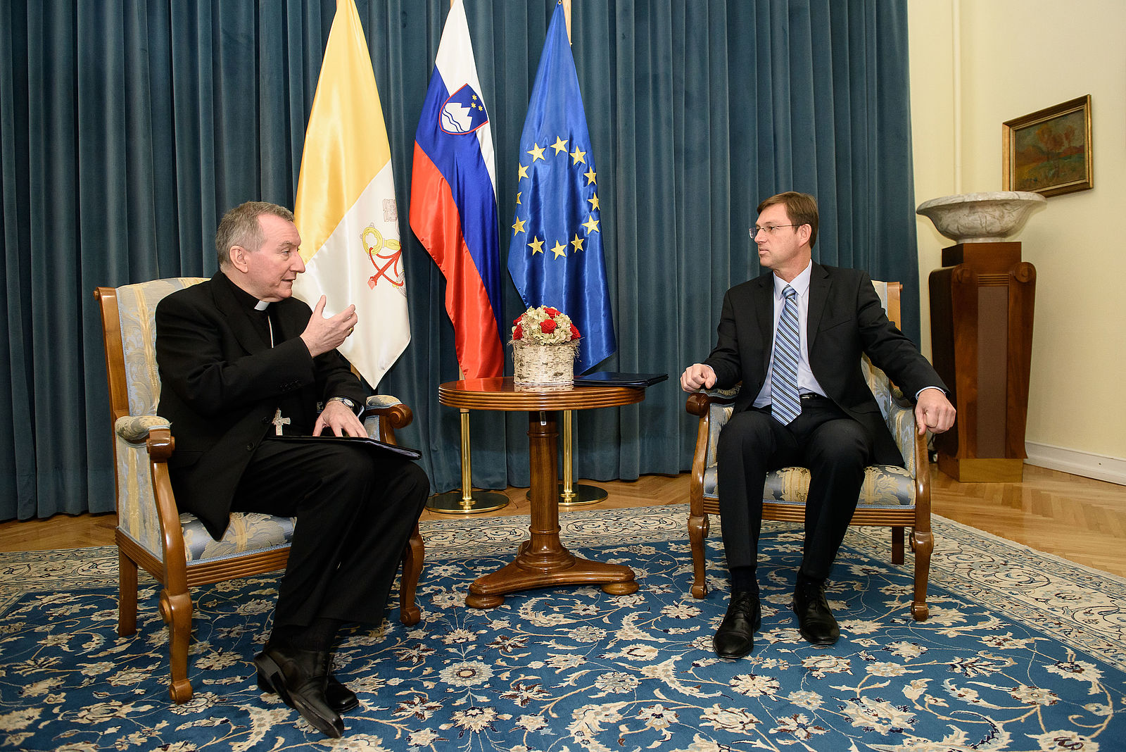 Državni tajnik Svetega sedeža kardinal Pietro Parolin na delovnem obisku pri takratnem predsedniku Vlade RS dr. Miru Cerarju (foto: vlada.si)