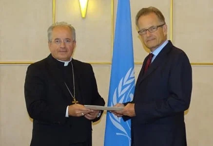 Nj. Eksc. nadškof dr. Ivan Jurkovič predaja poverilna pisma generalnemu direktorju Urada ZN v Ženevi Michaelu Møllerju (foto: nuntiusge.org).