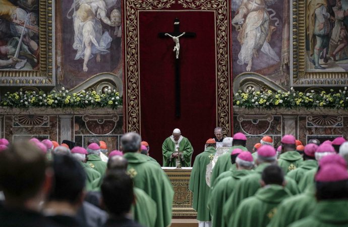 Papež Frančišek s kardinali in škofi pri evharistični daritvi ob sklepu srečanja (foto: cruxnow.com)