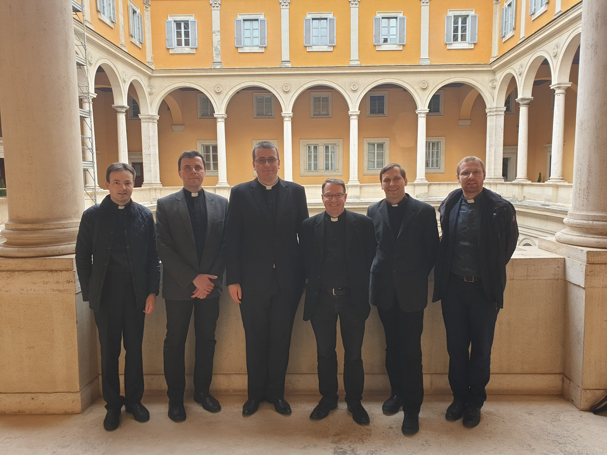 Člani Inštituta z mons. dr. Bauerjem na sedežu Kongregacije za nauk vere (foto: Päpstliche Institut S. Maria dell'Anima)
