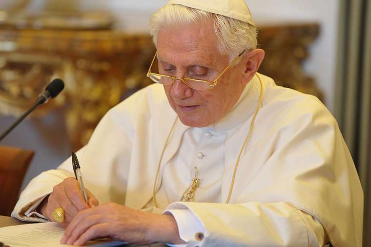 Zaslužni papež Benedikt XVI. (foto: CNA)