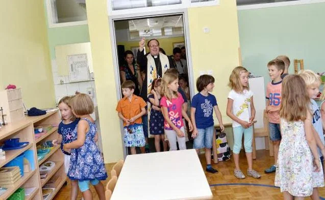 Nadškof Cvikl blagoslavlja osnovno šolo Montessori v Mariboru (foto: lokalec.si)