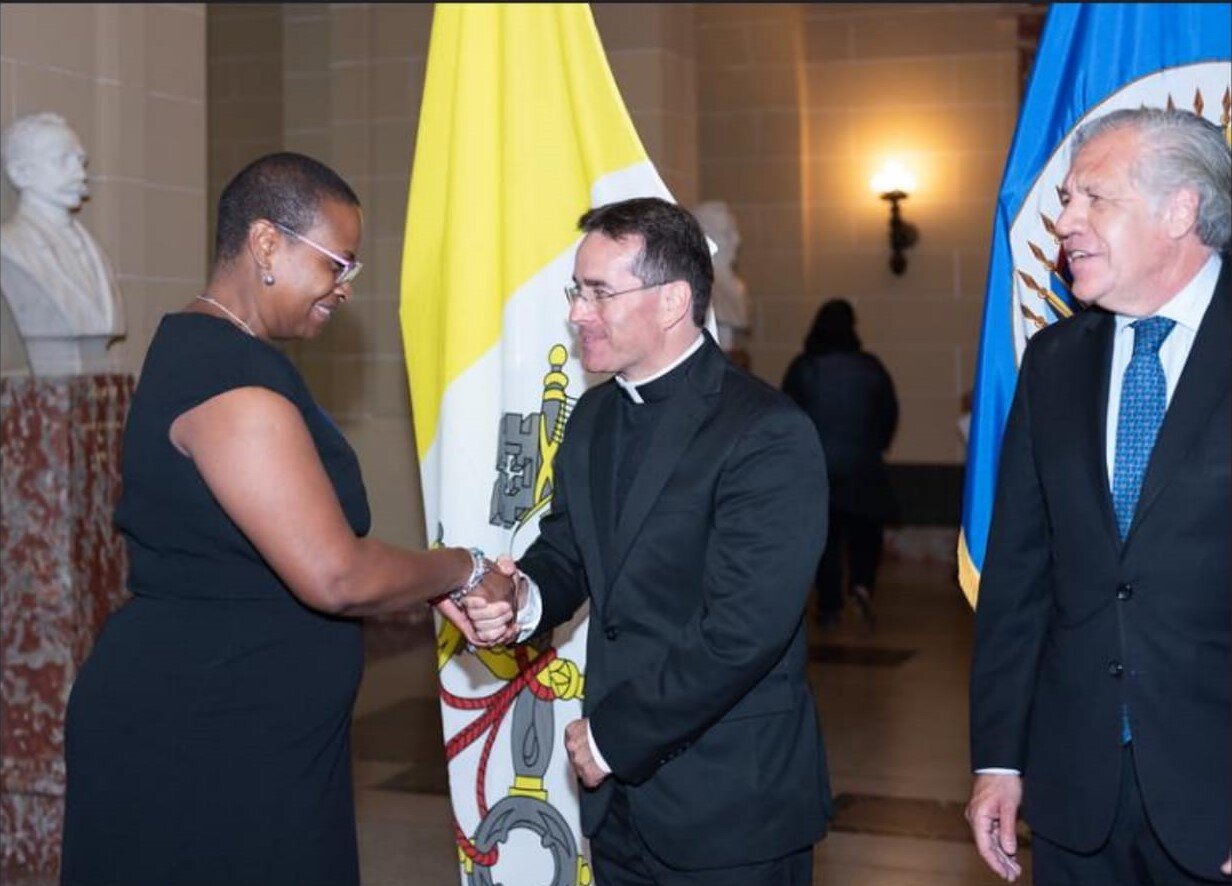 Mons. Miles na slovesnosti predaje poverilnih pisem