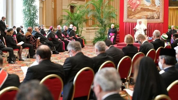 Papež diplomatskemu zboru