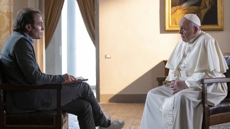 Papež Frančišek med intervjujem z don Marcom Pozzem, foto: Vatican News
