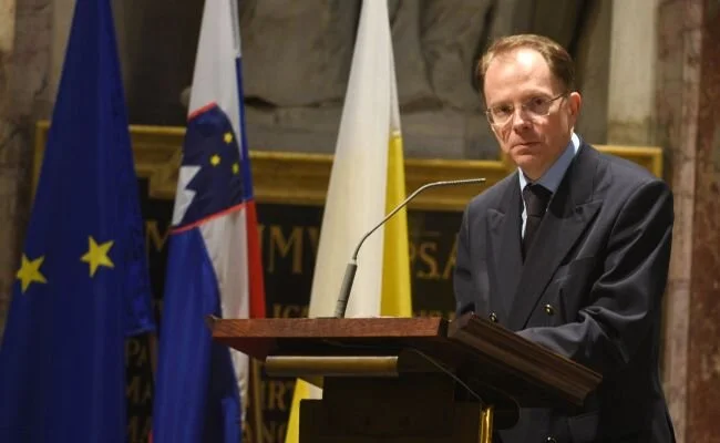 Vlada ustanovila Svet za odprta vprašanja s Katoliško cerkvijo