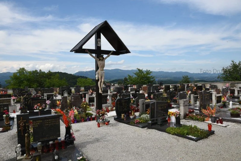 Vnuku skoraj onemogočeno slovo ob (anonimnem) pogrebu babice
