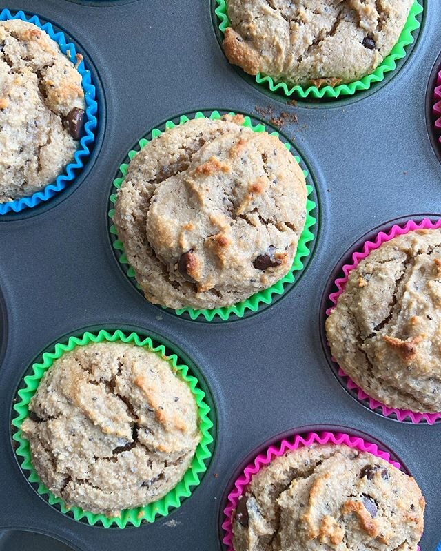 #recipe time with some BANANA CHOCOLATE CHIP MUFFINS👊🏼
.
baking is a huuuugggee stress reliever for me - it reminds me of when I was a kid, I use to pretend I was on a cooking show with my dad. he would set everything up for me &amp; I would talk a