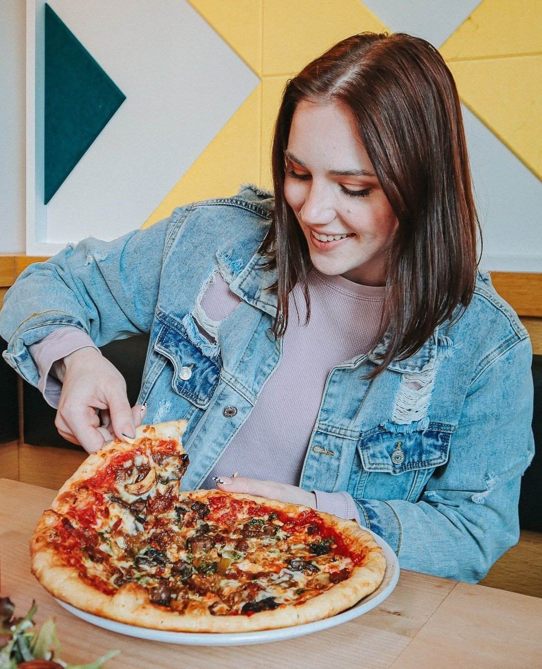 Yes to Pizza...it's always a yes! 😋⁠
⁠
⁠
⁠
⁠
#basilandboard #salemoregon #salemeats #travelsalem #downtownsalem #insalemoregon #salemor #salemfood #pressplaysalem #makesalmawesome #salemisawesome #goodeats #pizza #wine #pizzaandwine #pizzalover #piz