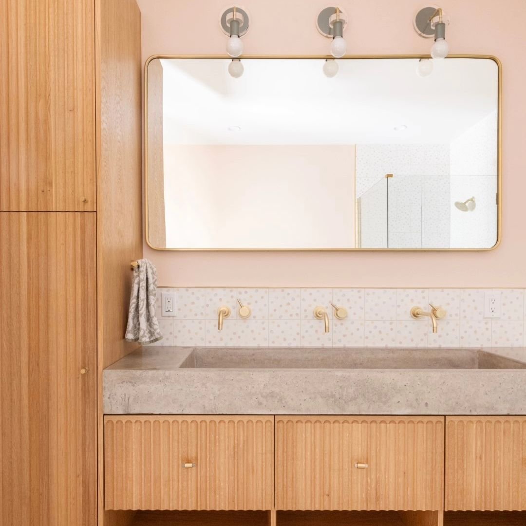 No more fighting over the sink!
(There's only one - but it's a big one)

Kid's bath featuring concrete trough sink by @craftworkdesign , custom vanity by @edgewoodmade , concrete tub by @concretti_designs

📷 @courtney_apple