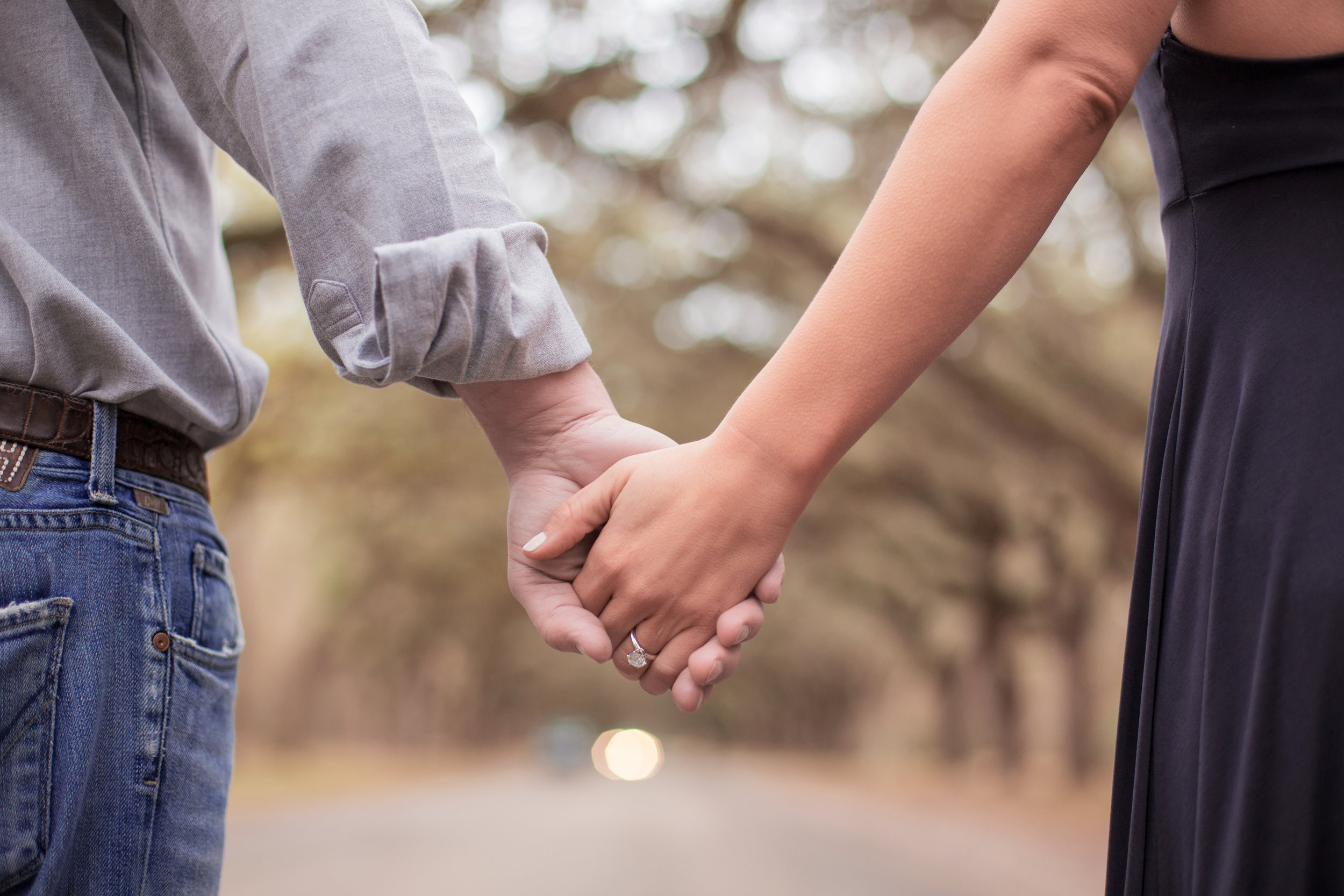 wormsloe-park-engagement-ring-hold-hands _MG_9727.jpg