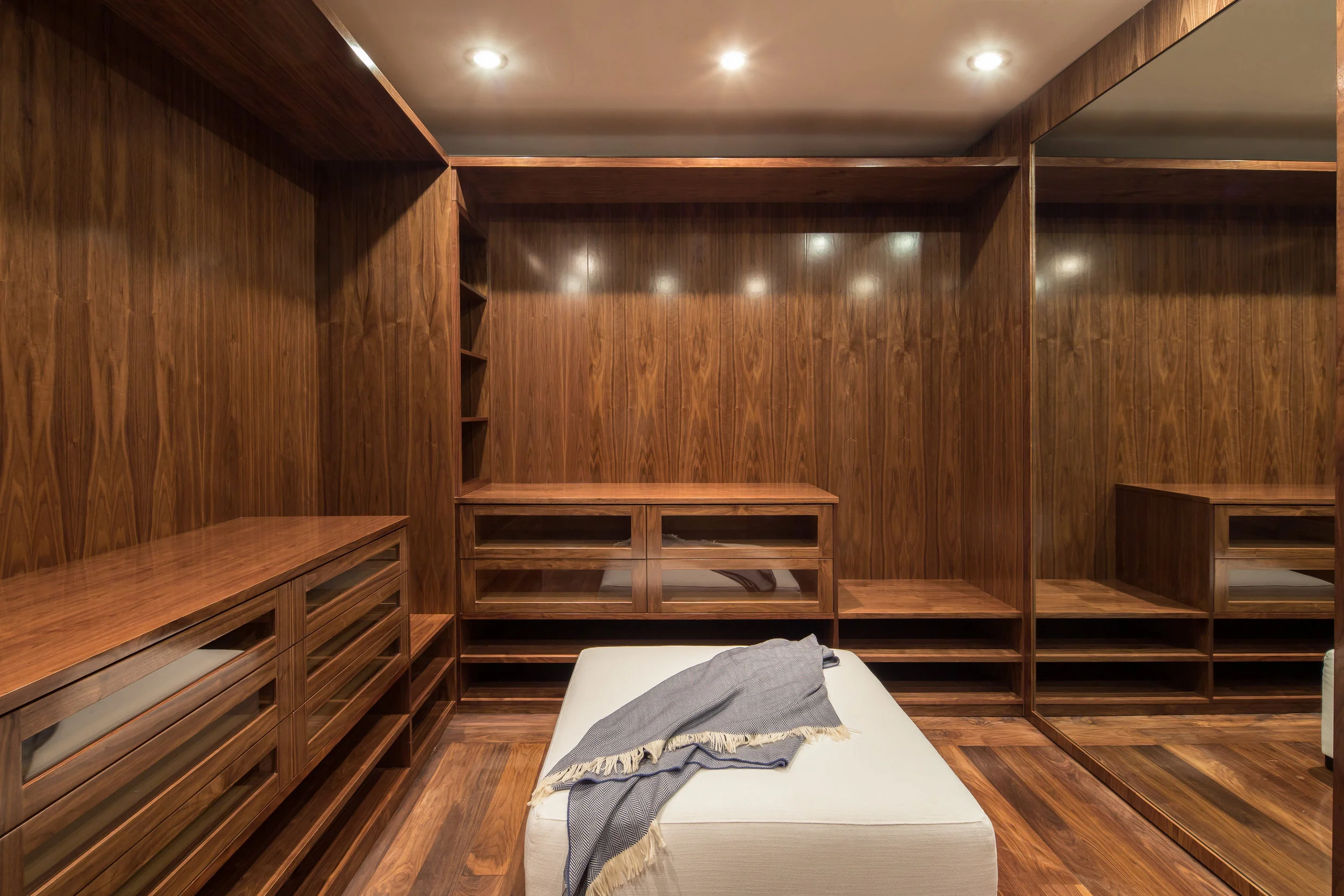 20 250W - master closet.jpg