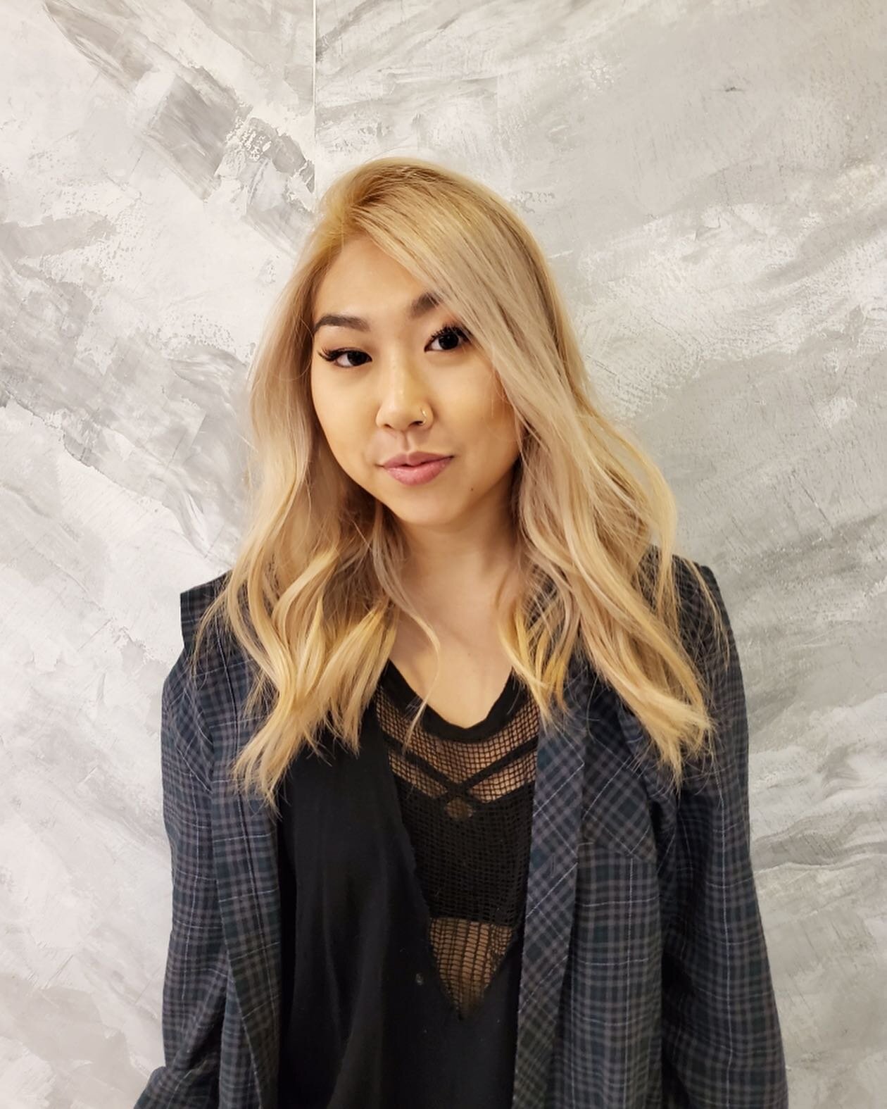 How pretty is Champagne Honey Blonde on this client? 🥂 🍯 .
.
.
Color by the talented @_jennysorakong .
.
.
.
#swipeforbeforeandafter #byebyeblackroots #asianblondehair