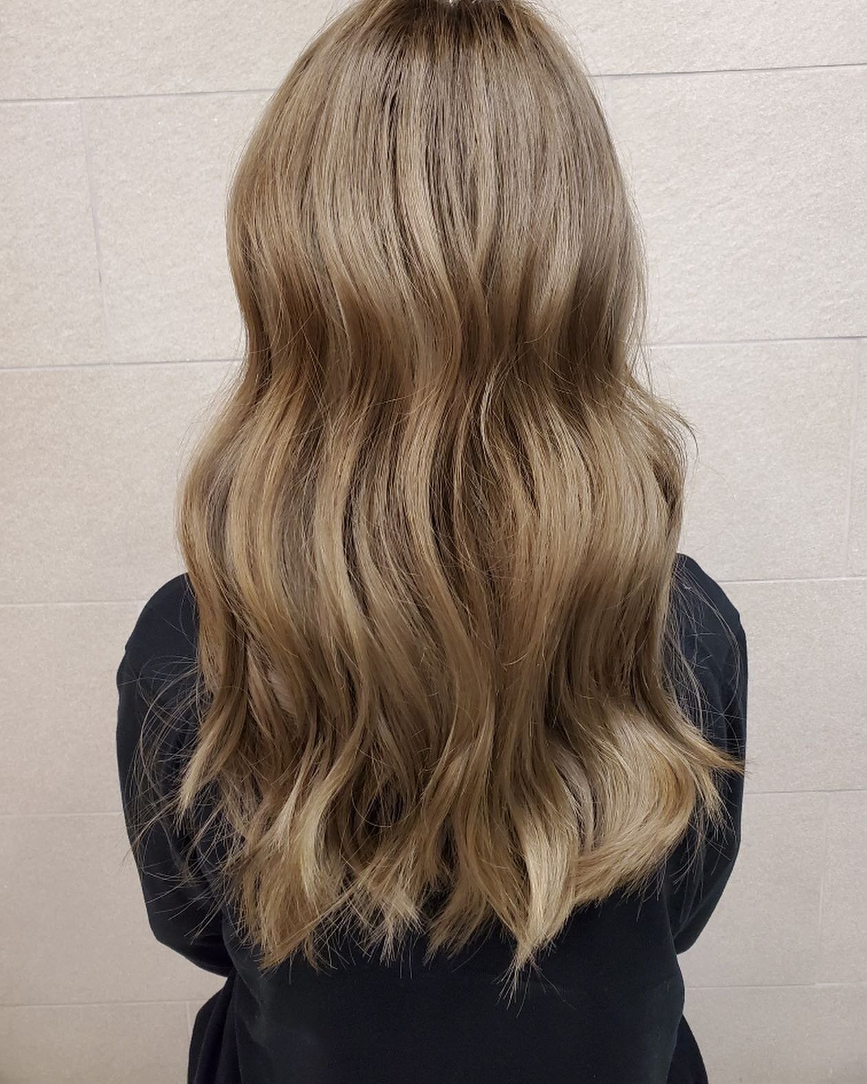 Check out this color correction ✅
.
.
.
Jenny did a full bleach to get rid of all brassiness and to get her client to a light &ldquo;mushroom brown.&rdquo; Add a haircut on top and voila! So pretty, yeah?!
.
.
.
@_jennysorakong #ashbrown #colorcorrec