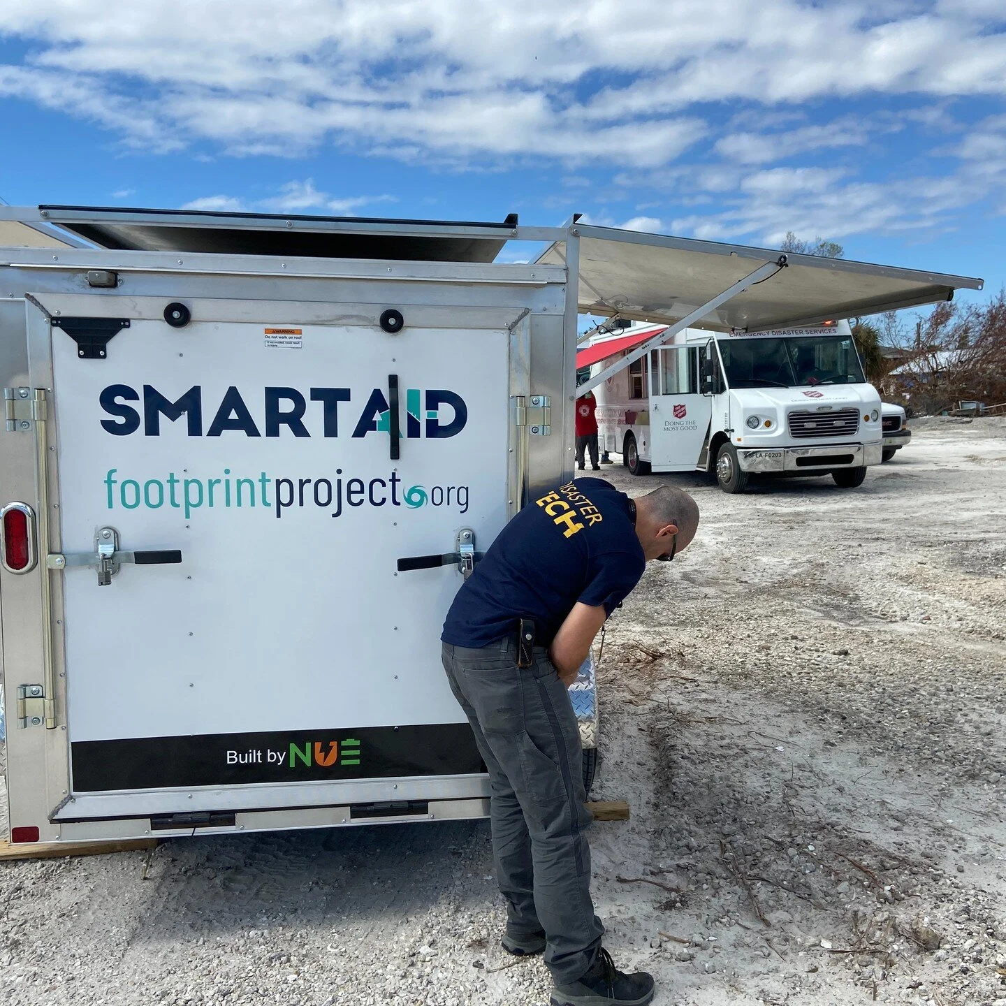 In close partnership with @smartaidint and @_itdrc, our newest solar wifi access point has been dispatched to provide free connectivity and device charging support for survivors, responders and rebuilders in Fort Myers Beach. 

Additional thanks to @