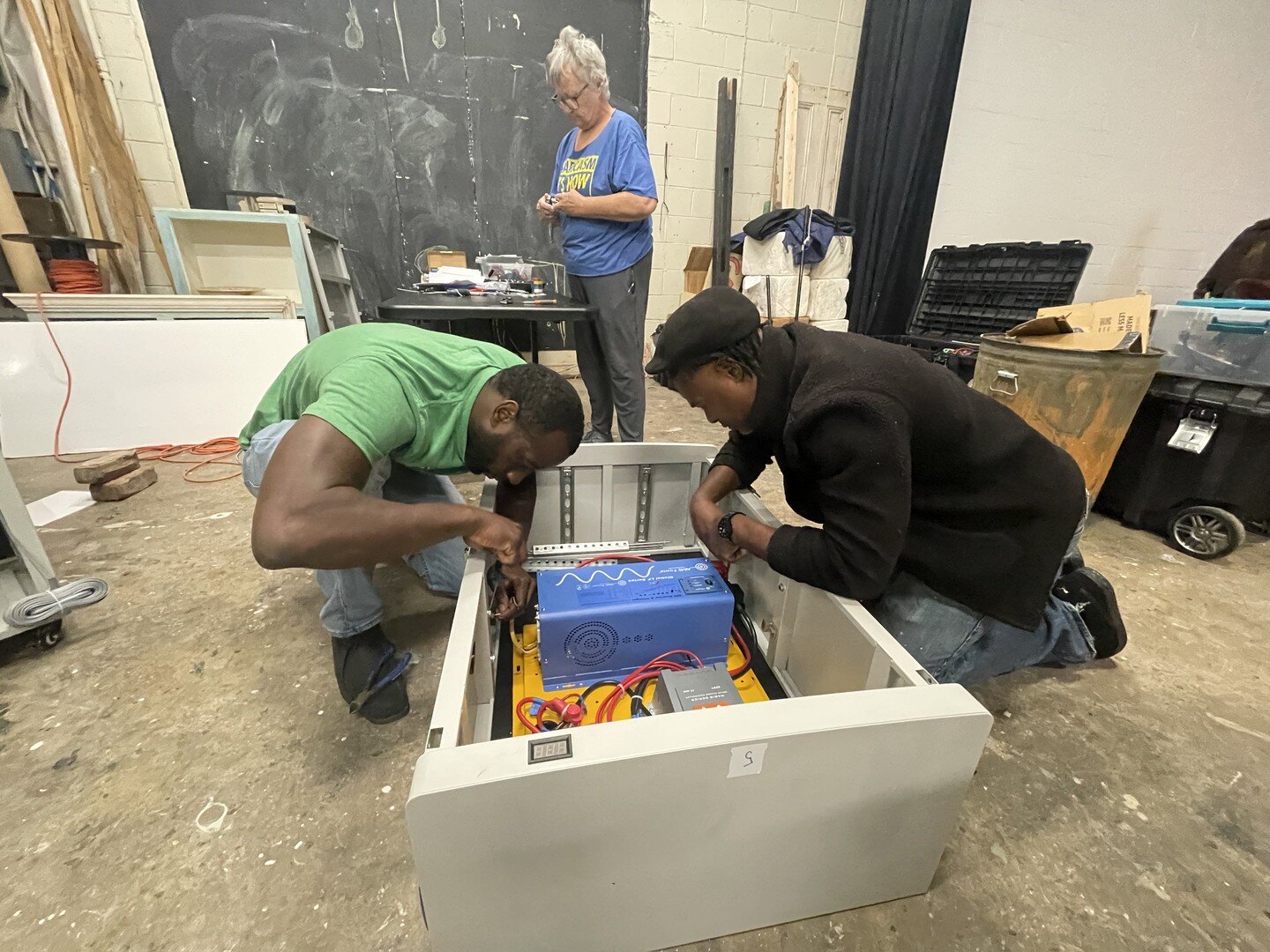 Happy built-day to 5 new solar generators! This weekend, we held another #BuildPower Workshop in New Orleans with our friends at @anothergulf.ispossible and @mondobizarroproductions. Thank you to everyone who helped us assemble these solar generators