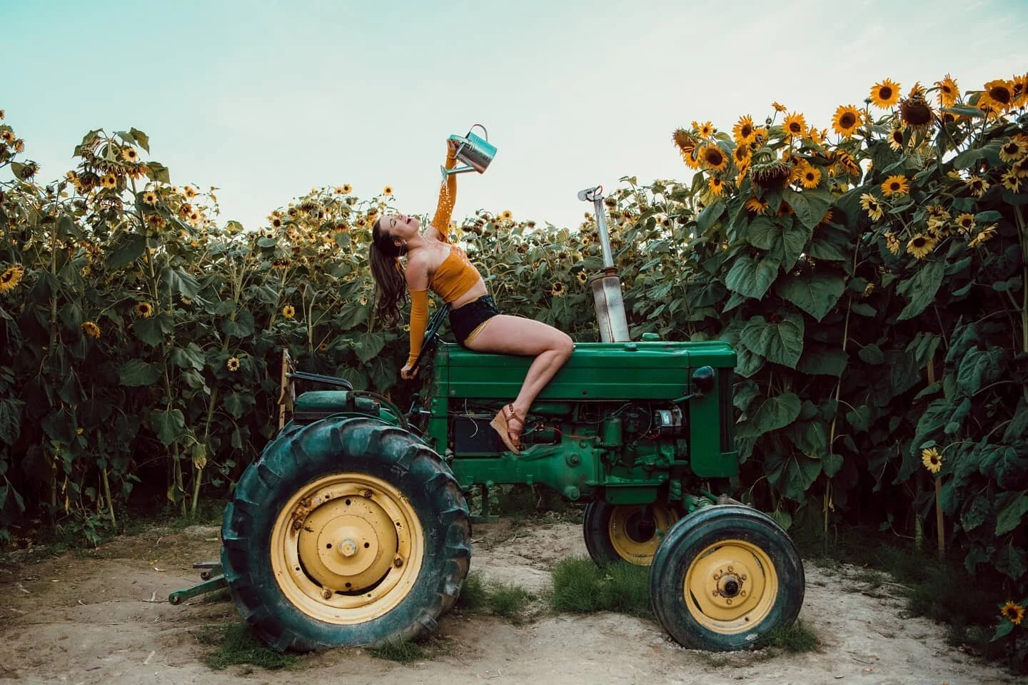 Don't forget to cool off after a long days work on the farm! 💦🚜
Model: @honeylyramoon 
#ifyouleave #justgoshoot #myfeatureshoot #AOV #visualsoflife #artofvisuals #peoplescreatives #watchthisinstagood #farmlife #farmgirl #tractor #wettshirt #waterin