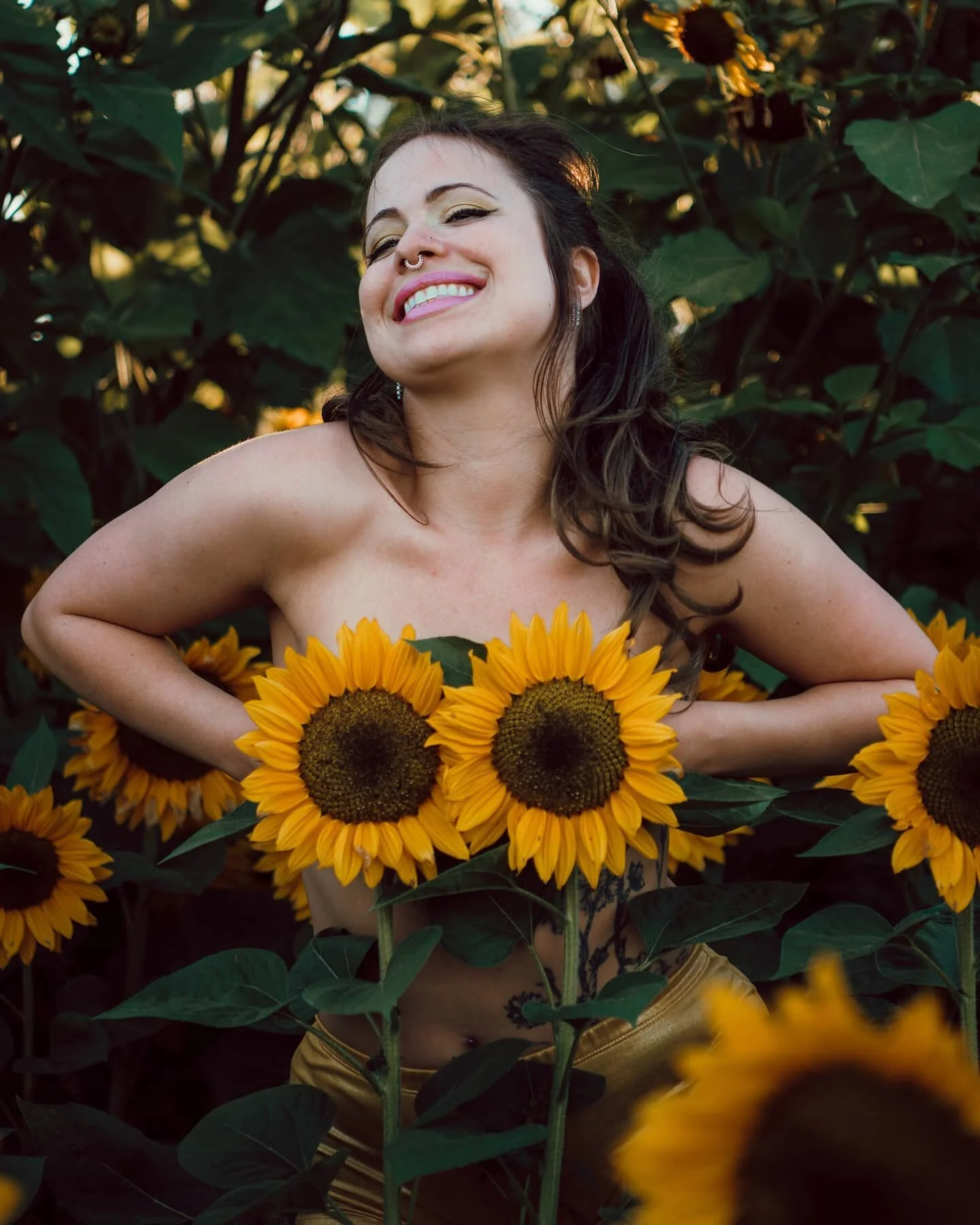 One of these photos has a guest star, can you find him? 🐝
Model: @honeylyramoon
#sunflowerphotoshoot #ifyouleave #justgoshoot #myfeatureshoot #AOV #visualsoflife #artofvisuals #sunflower #peoplescreatives #watchthisinstagood #flowerpower #summerlovi
