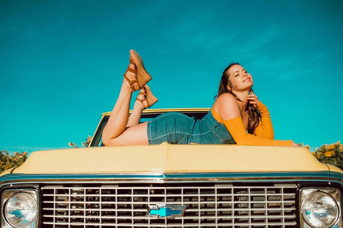She don't believe in shooting stars, but she believes in shoes &amp; cars ♡
Model: @honeylyramoon
#shoesandcars #girlsoncars #jeandress #blueandyellow #popofcolour #cargirls #gorgeousladies #beautiful #vancouverphotographer #whiterabbitreflections #i