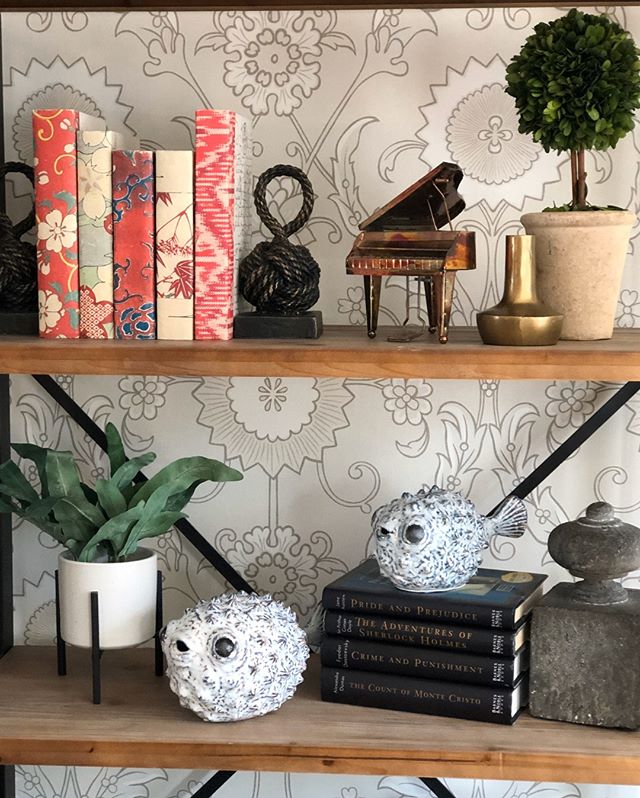 Happy Monday! Here's a cheery little #shelfie to brighten this very short day.  We got this friends!⠀⠀⠀⠀⠀⠀⠀⠀⠀
.⠀⠀⠀⠀⠀⠀⠀⠀⠀
.⠀⠀⠀⠀⠀⠀⠀⠀⠀
. #asdesigns #interiordesign #interiors #designinspo #roomhints #localhomes #flashesofdelight #myhousebeautiful #curre