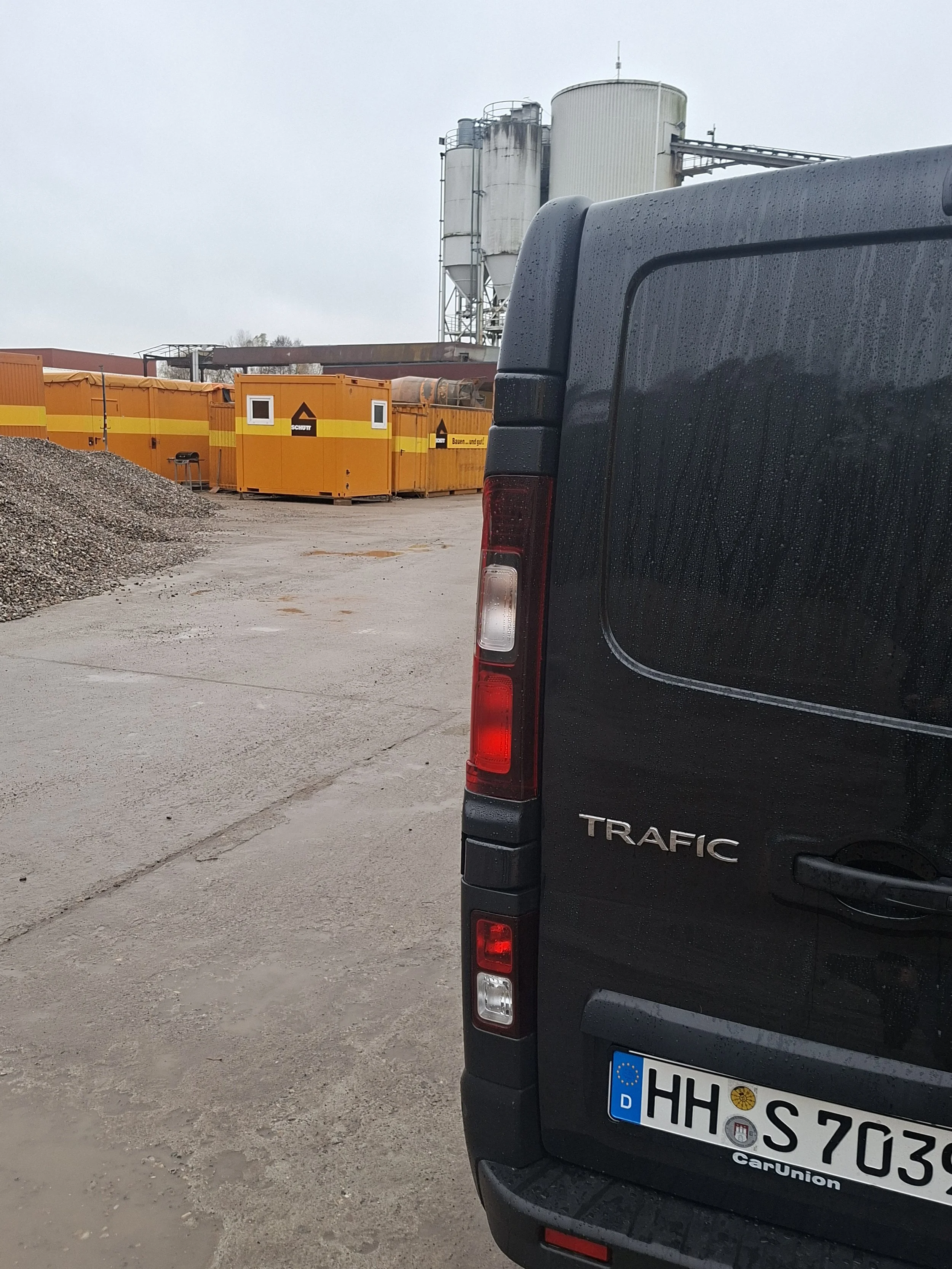 Bus + Zementwerk.jpg