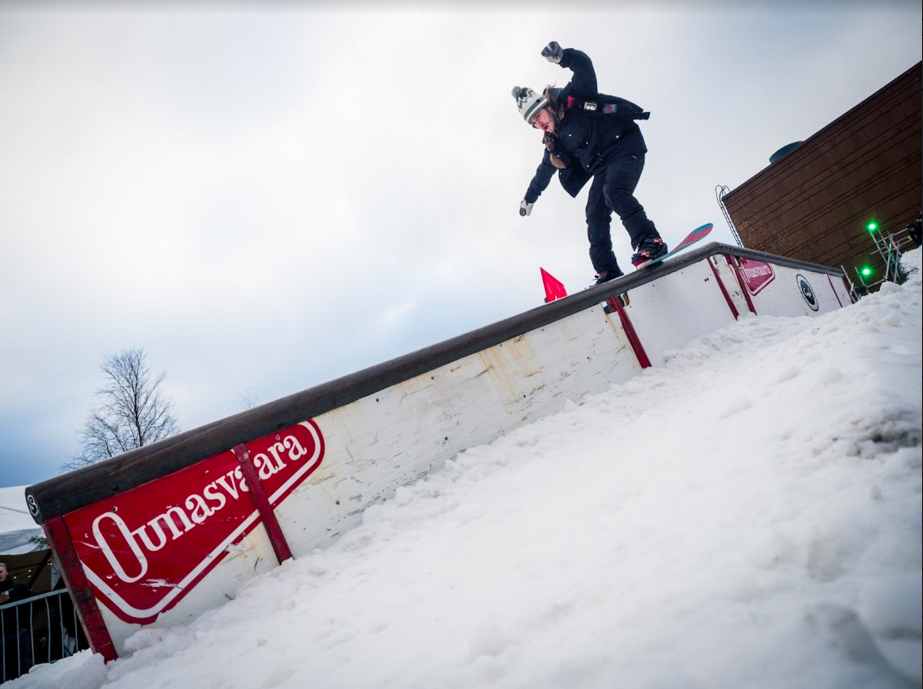 Kilian Hänninen ja boardslide Ounasvaaran flat down reiliin. Kuva: Simo Vilhunen