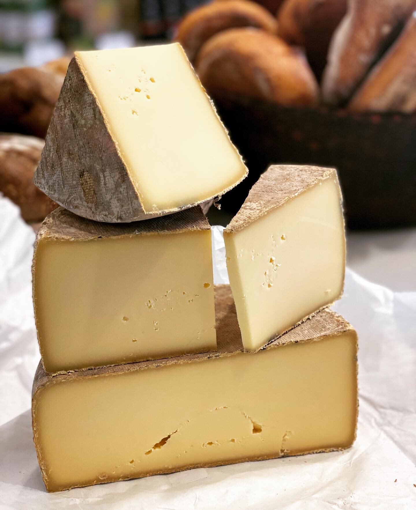 Excited open up this Banksia from Long Paddock Cheese. 

Natural rinded Tomme made with single origin organic cows milk. 

Texture is a knockout, beautiful milky sweetness with earthy notes towards the rind.

#australiancheese #tomme #pennyscheesesho