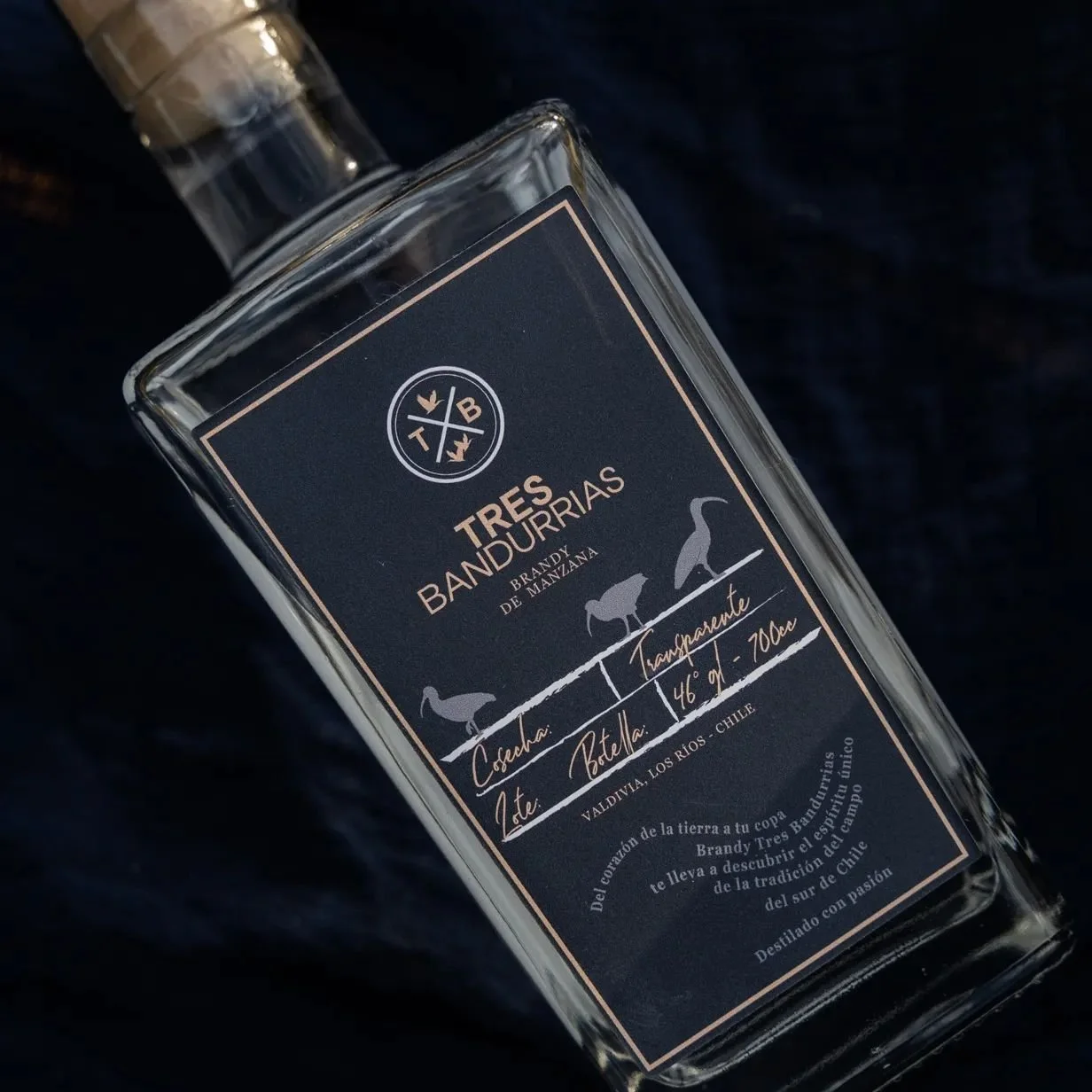 Les comparto uno de mis &uacute;ltimos dise&ntilde;os para @destileriapetricor

✨ Brandy Tres Bandurrias ✨
Me encanta c&oacute;mo este producto destaca el enfoque local, elaborado con manzanas cultivadas en la regi&oacute;n. Rescata la tradici&oacute