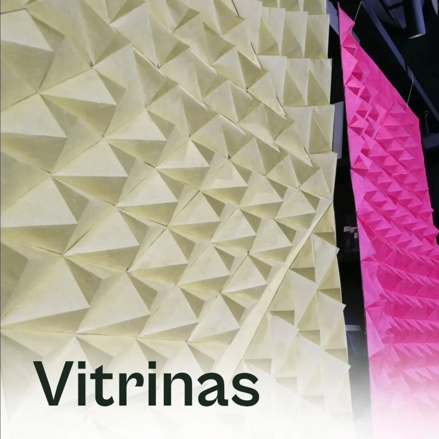 &iexcl;Me encantan las vitrinas! Son como peque&ntilde;os escenarios que despiertan curiosidad y ganas de entrar.

Esta la cre&eacute; para una tienda de papeles japoneses en Melbourne, usando s&oacute;lo papeles de la tienda. La idea era simple: mos