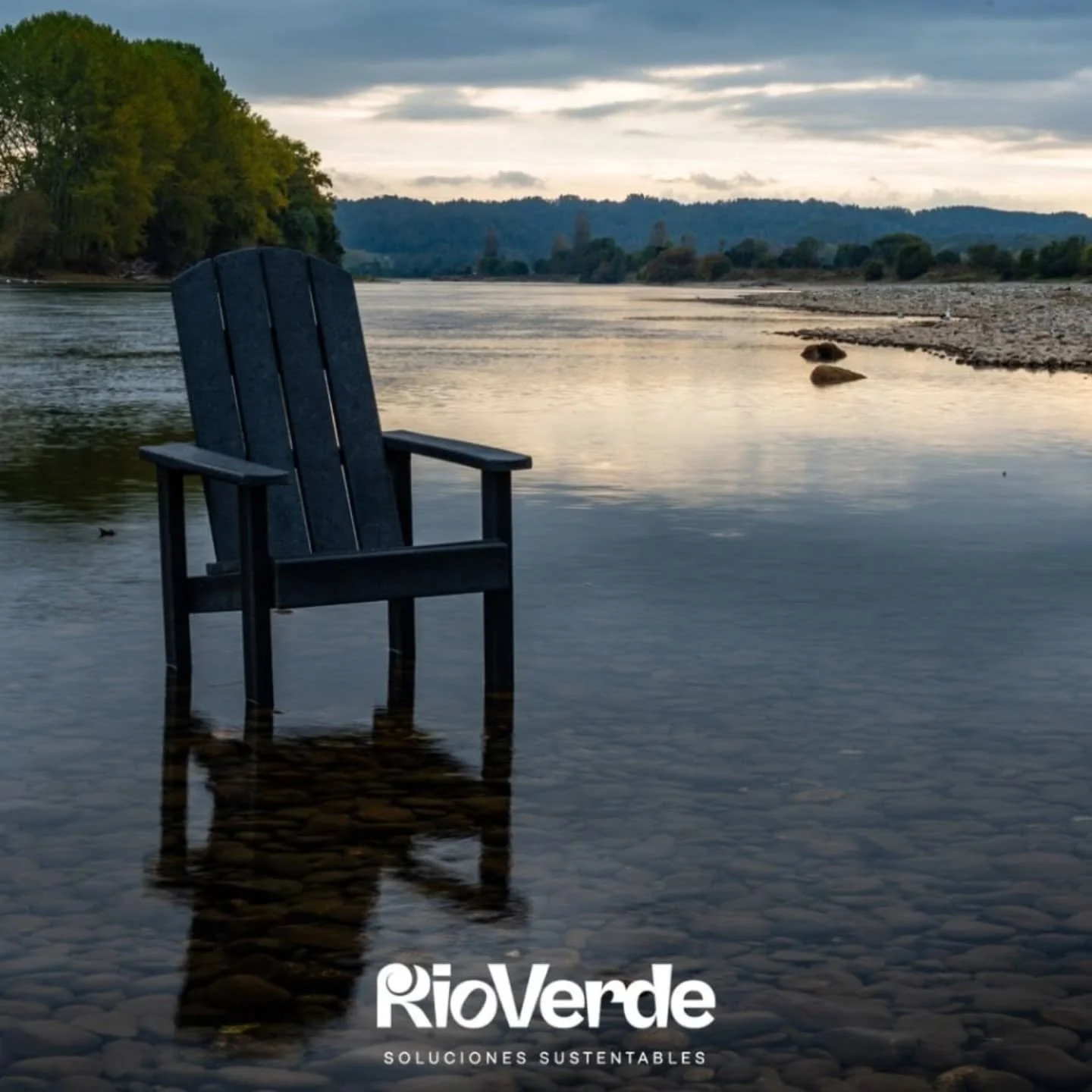 🌱 Te presentamos a R&iacute;oVerde

Una empresa del sur de Chile que ha transformado m&aacute;s de 180 mil kilos de pl&aacute;stico reciclado en muebles con dise&ntilde;o, duraderos y funcionales.

Desde Tralcao, Regi&oacute;n de Los R&iacute;os, su