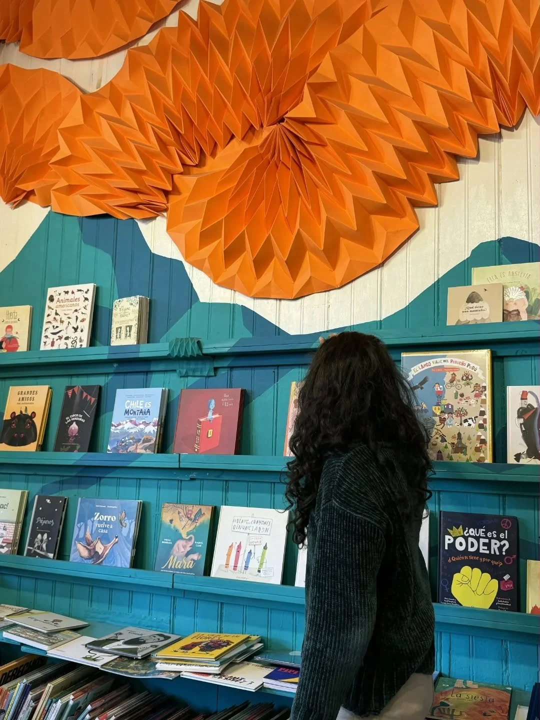 Hace un tiempo vengo ordenando c&oacute;mo comunico mi trabajo y desde d&oacute;nde quiero seguir creando.

Hoy mi foco est&aacute; en el dise&ntilde;o de espacios y experiencias: pensar lugares que se entienden, se habitan y se recuerdan, m&aacute;s