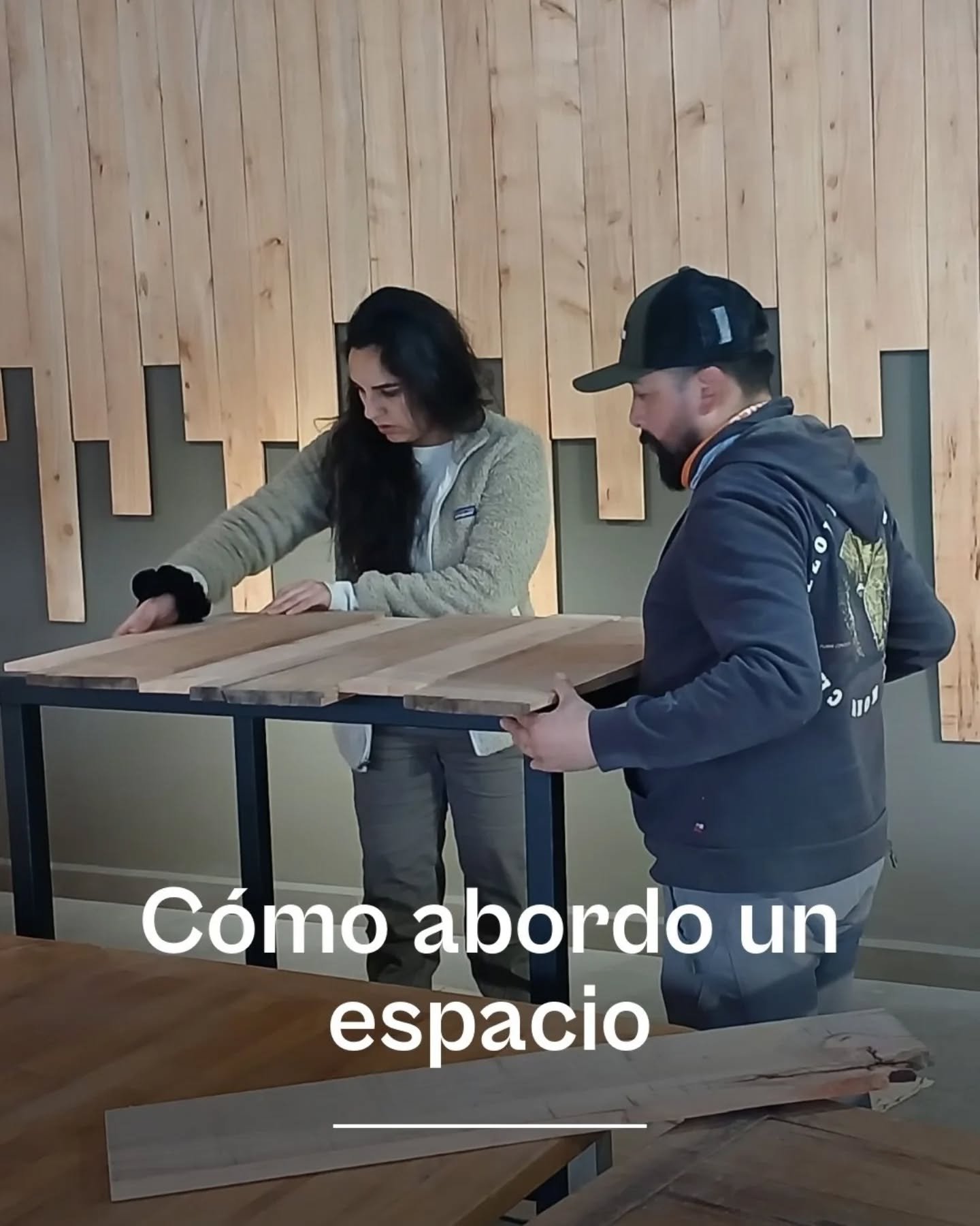 Cada proyecto parte escuchando y observando 
Antes de dise&ntilde;ar, me interesa comprender el contexto, la historia de la marca, c&oacute;mo se usa el espacio y qu&eacute; experiencia viven hoy las personas que lo habitan.

Desde ah&iacute;, el dis