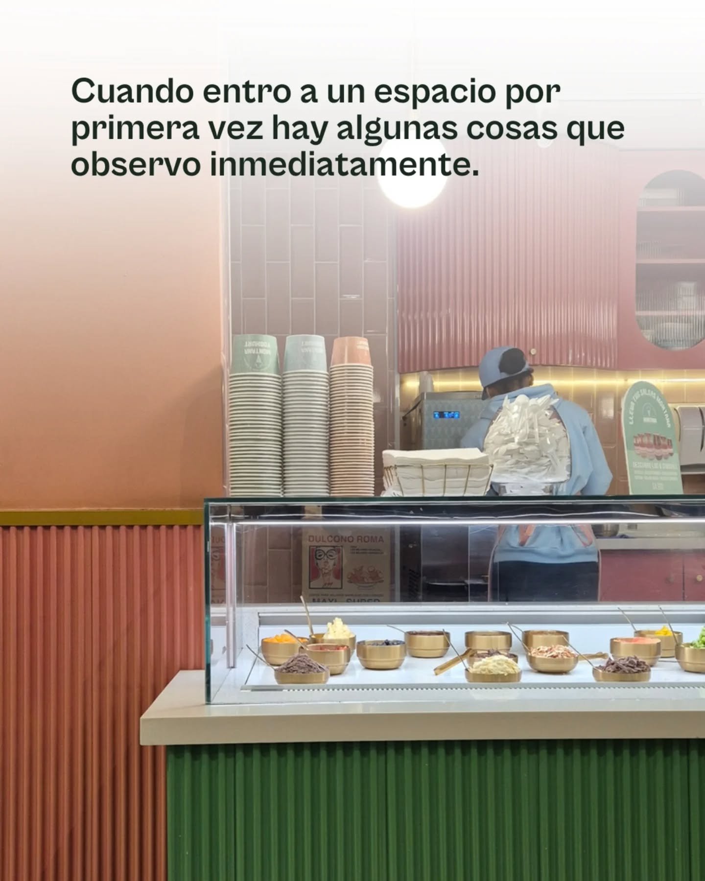 Cuando entro a un espacio por primera vez, intento no pensar todav&iacute;a en soluciones.

Primero observo.

C&oacute;mo se mueve la gente en el lugar.
Qu&eacute; materiales dominan el ambiente.
Qu&eacute; partes invitan a quedarse y cu&aacute;les g