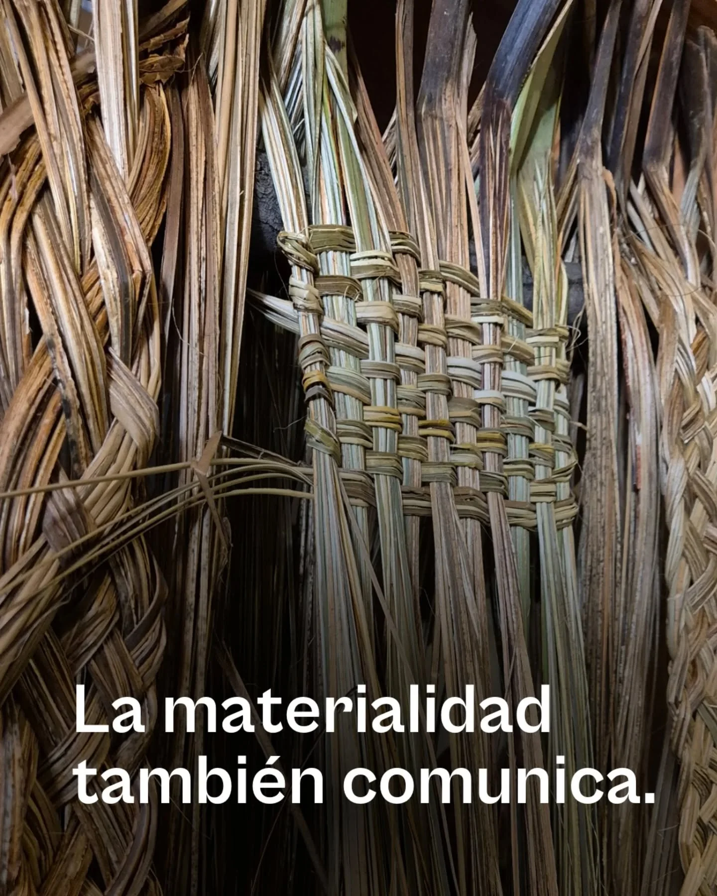 La materialidad tambi&eacute;n comunica.

Textura, peso, temperatura y sonido tambi&eacute;n forman parte de la experiencia de un espacio.

En este caso, la &ntilde;ocha o pita, una fibra vegetal que encontramos en el sur de Chile.

Al trabajarla apa