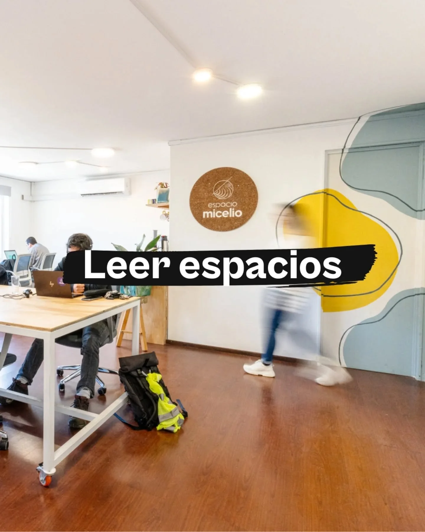 Cuando dise&ntilde;o un espacio, no parto desde el plano.

Observo c&oacute;mo se comportan otros lugares similares.
C&oacute;mo se mueve la gente.
Qu&eacute; invita a quedarse.

Ese aprendizaje es el que despu&eacute;s llevo al dise&ntilde;o.

Este 