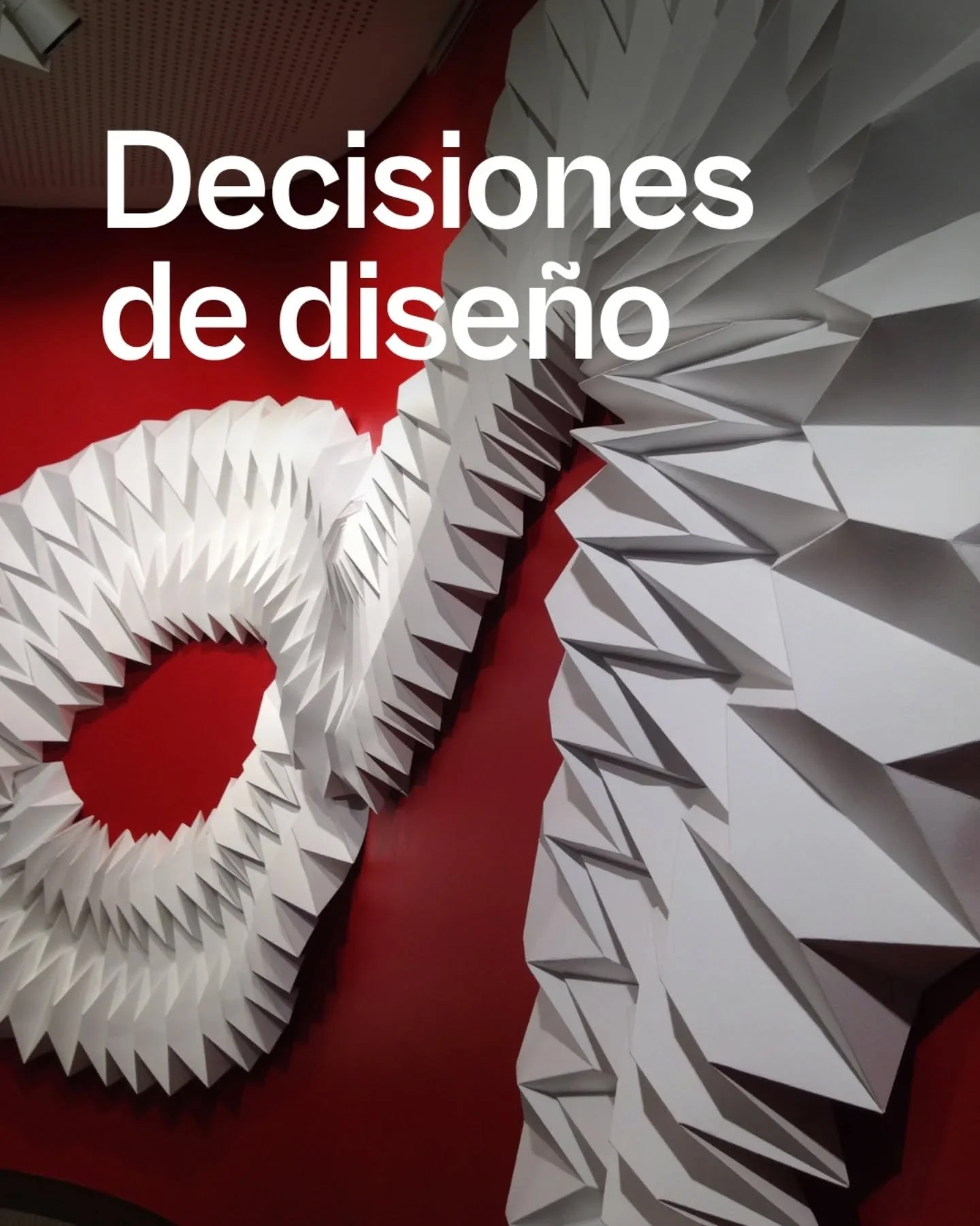 Este proyecto parti&oacute; desde una condici&oacute;n muy concreta: un muro curvo.

En vez de forzar el dise&ntilde;o, la decisi&oacute;n fue trabajar con esa forma.

El uso del papel permiti&oacute; adaptarse a la curvatura y, al mismo tiempo, cone