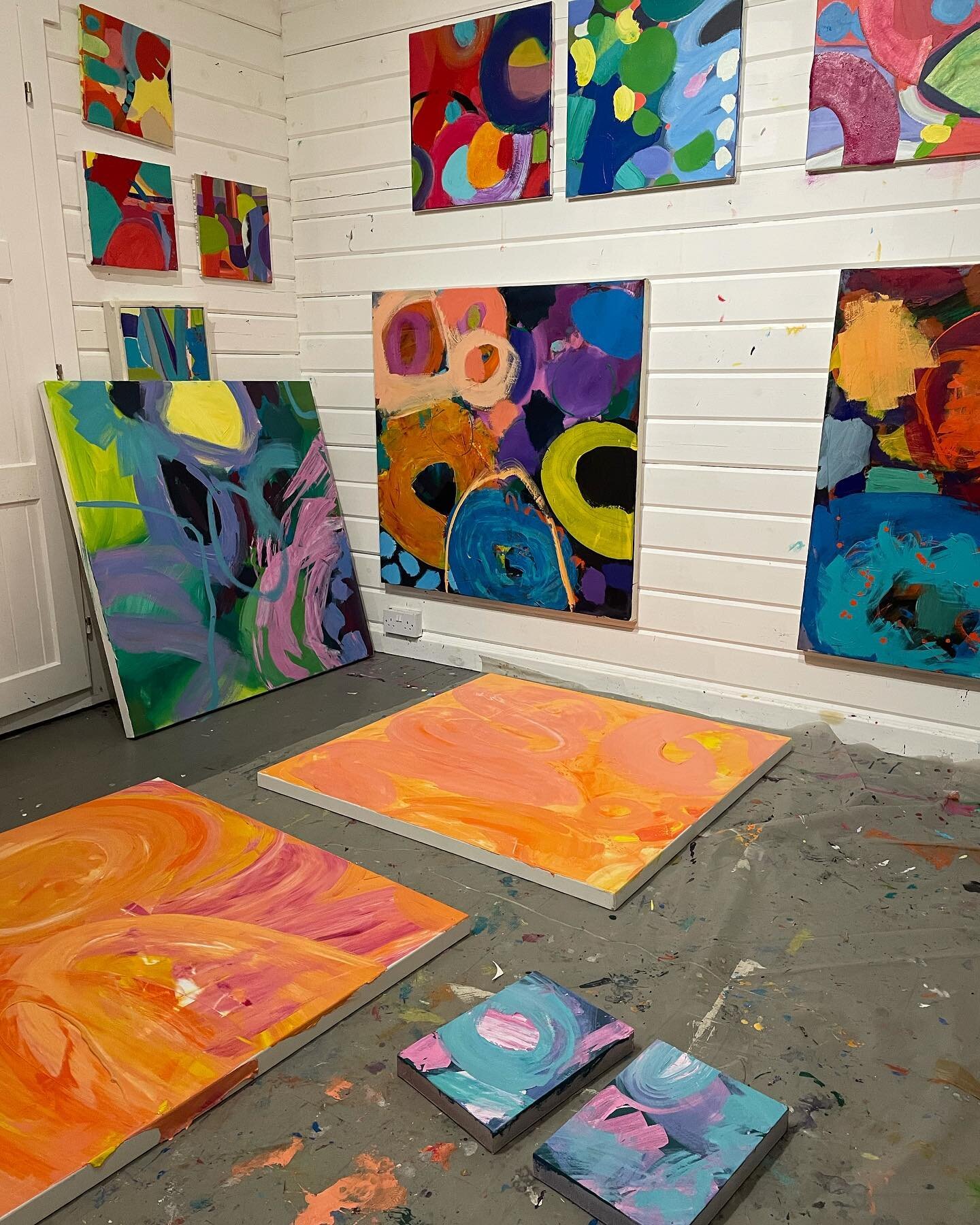 Britain is so welcoming&hellip;it&rsquo;s tanking down outside my studio but I&rsquo;m bringing in the light and sunny warmth with these new canvases. They&rsquo;re feeling slightly meditative at this stage

#meditation #sunshine #abstractpainting #a