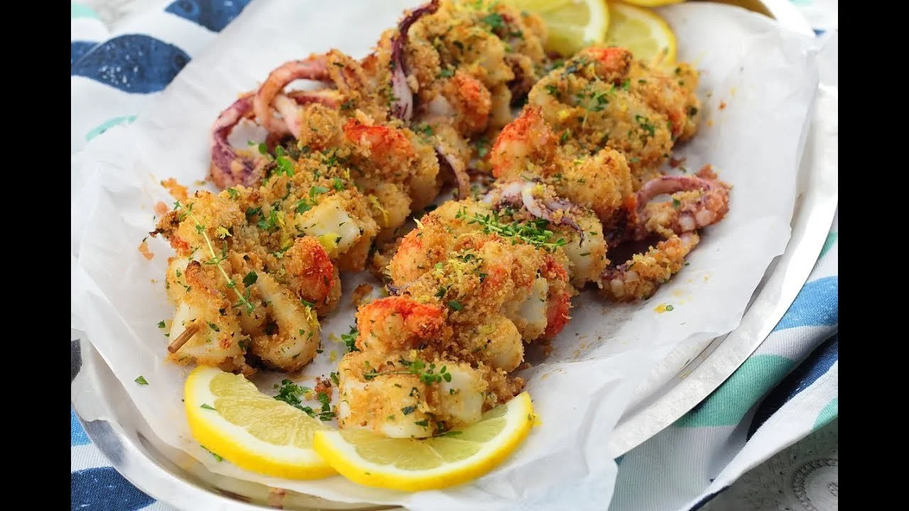 Spiedone di calamari e mazzancolle, pane alle erbe, crema di carciofi