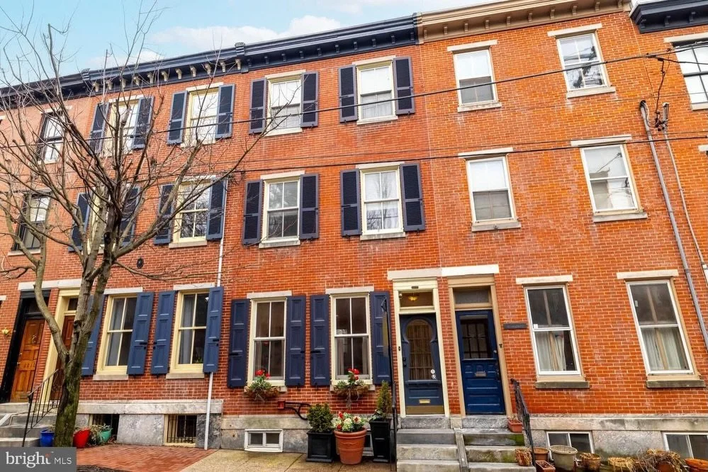 We had the pleasure of staging this beautifully wide Art Museum home for the wonderful Janice Manzi and her seller, and what a house it is!✨

Three spacious bedrooms, hardwood floors, a fireplace, an eat-in kitchen, and a backyard&hellip; plus the ki