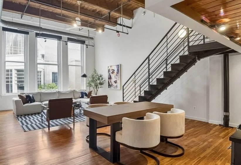 Loft living, but make it editorial.
18&rsquo; ceilings, exposed beams, skyline views&hellip; and a stage that knows exactly how to hold its own.

Sunlight did its thing. We just gave it a little direction.

📍Pitcairn Building, 1037 Arch Street, #302