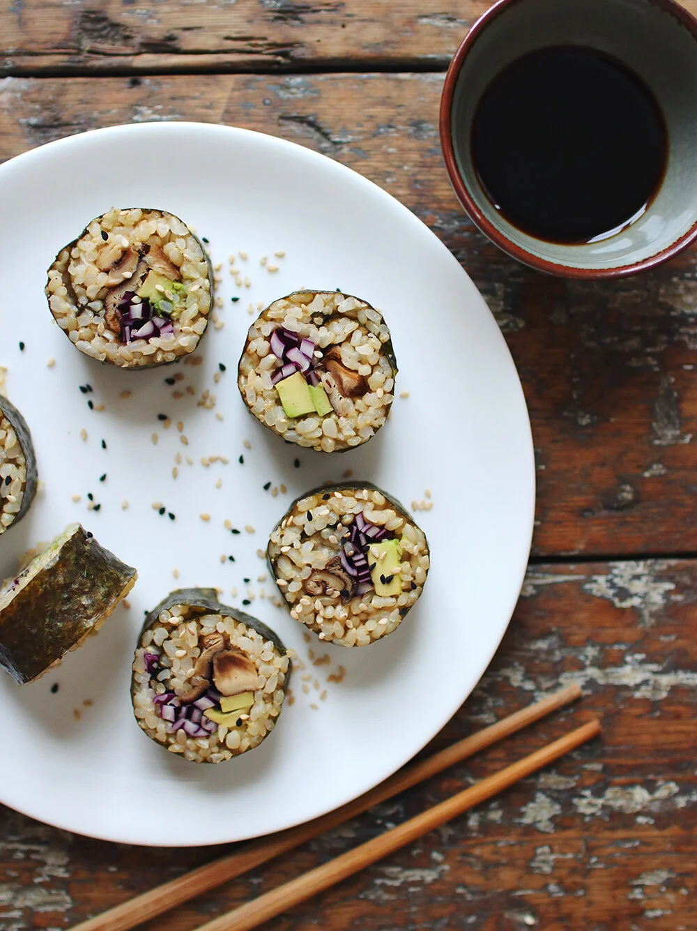 Maki shiitake, avocat et chou-rouge